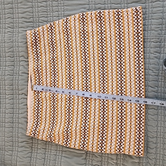 Express Black & Gold Pattern Mini Skirt Size Medium - Picture 2 of 5